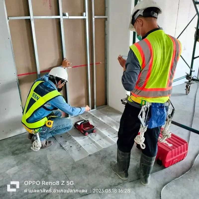 ทีมช่าง SBCC ใช้เครื่อง HILTI PS 1000 สแกนพื้นคอนกรีตในหน้างานก่อสร้าง